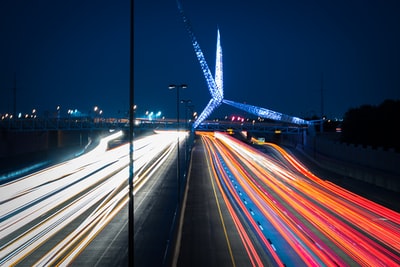 夜间道路上汽车的延时摄影